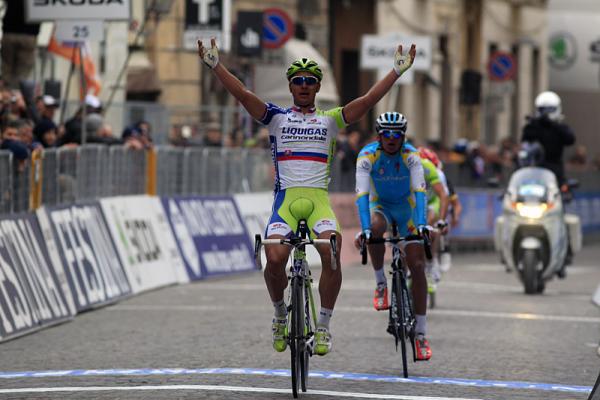 Peter Sagan stravince lo sprint tra i migliori e conquista la tappa di Chieti (foto Bettini)