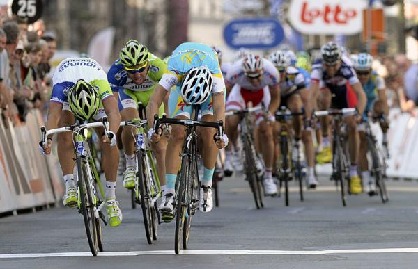 Sul traguardo di Oudenaarde Peter Sagan ottiene nel 2012 la prima vittoria in carriera in terra belga (foto Bettini)