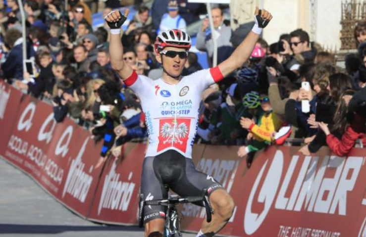 Michal Kwiatkowski celebra il trionfo in Piazza del Campo (foto Roberto Bettini)