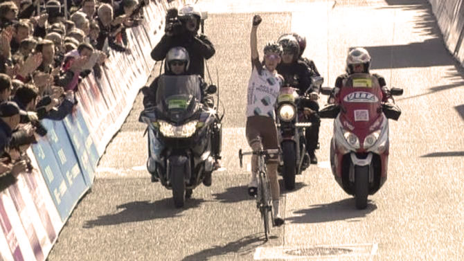 Bardet taglia in solitaria il traguardo di Valence (foto www.sporza.be)