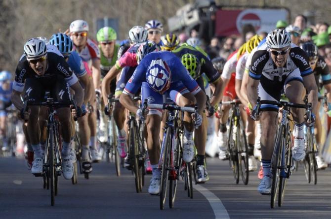 Bouhanni picchia duro sui pedali a pochi passi dal traguardo di Mantes-la-Jolie (foto AFP)