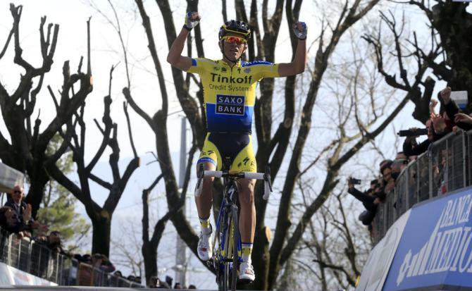 Contador spunta per primo in cima allaspro muro di Guardiagrele (foto Bettini)