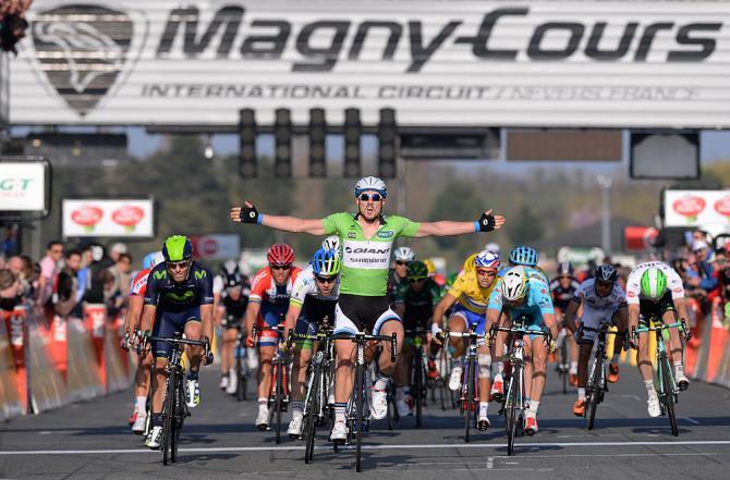 Il bolide Degenkolb sfreccia sul rettilineo darrivo del circuito di Magny-Cours (foto Tim de Waele)