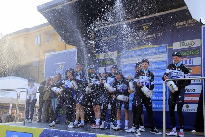 I corridori dellOmega brindano al successo conseguito nella cronosquadre (foto Bettini)