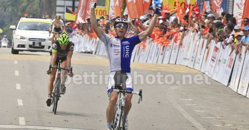 White si impone sul traguardo di Rembau (foto Bettini)