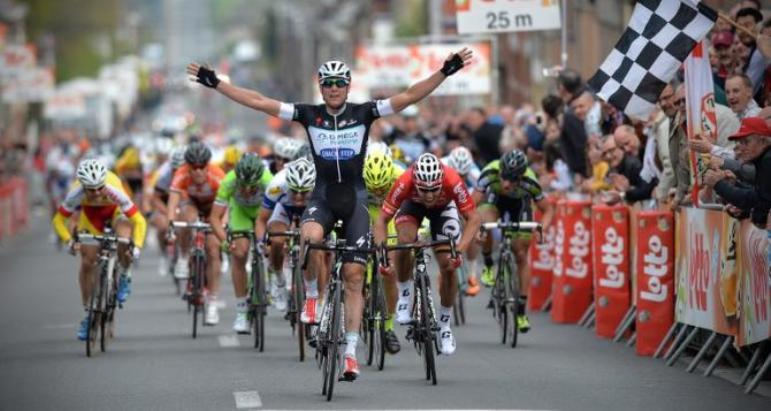 Petacchi riassapora il gusto del successo dopo due anni di digiuno (foto AFP)