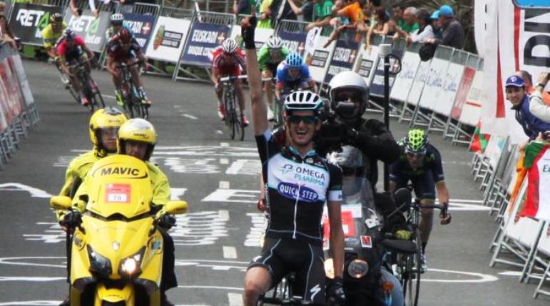 Wout Poels riassapora il gusto del successo sul prestigioso traguardo di Arrate (foto Susanne Goetze)