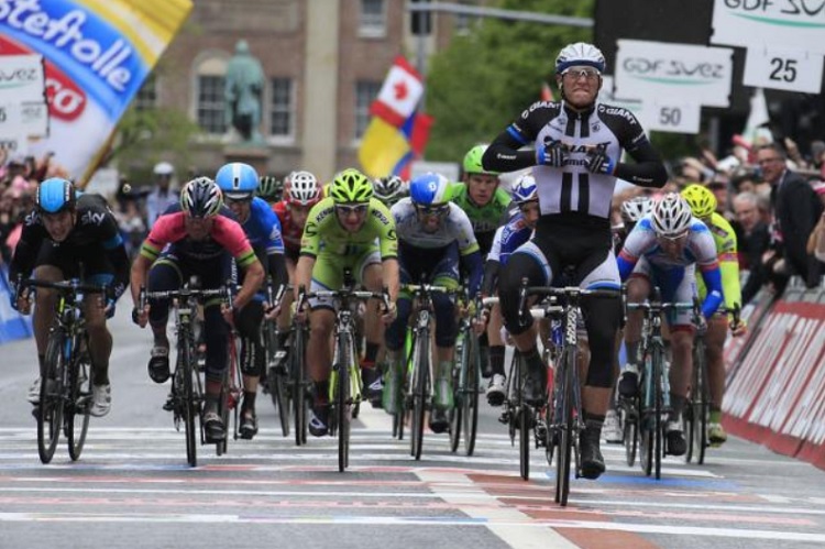 Marcel Kittel festeggia il successo nella seconda tappa (foto Roberto Bettini)