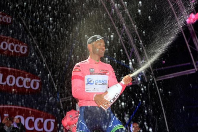 Svein Tuft festeggia la maglia rosa conquistata a Belfast (foto Bettini)