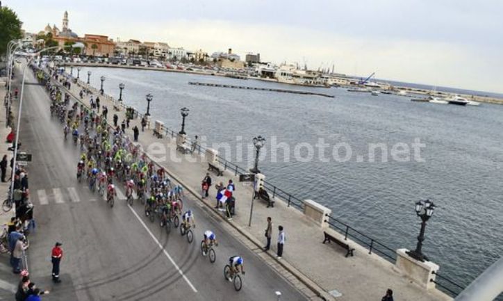 Il gruppo sfreccia sul lungomare di Bari (foto Bettini)