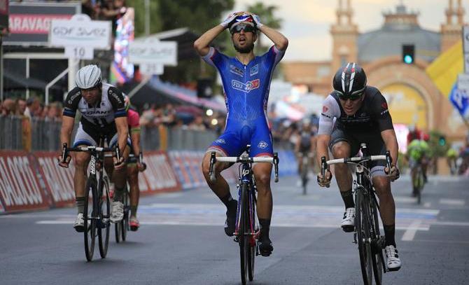 Bouhanni vince a Bari uno sprint scompaginato dalla pioggia e dalle cadute (foto Bettini)