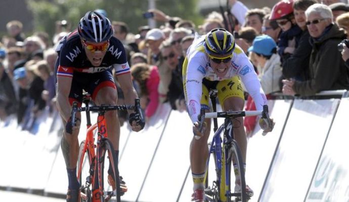 La volata a due che ha chiuso una delle frazioni più impegnative della corsa francese, conquistata da Sylvain Chavanel in quel di Calais (foto AFP)