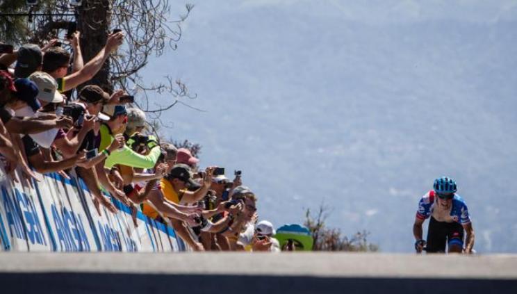 La sagoma di Dennis spunta da dietro la cima del Mount Diablo (foto Jonathan Devich)