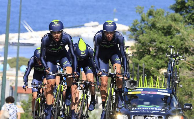 La Movistar, formazione del favorito n° 1 del Giro 2014, in azione nella cronosquadre di Ischia nella scorsa edizione della corsa rosa (foto Bettini)