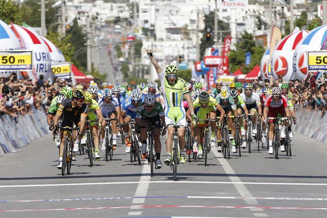 Viviani assalta il fortino di Cavendish (foto Bettini)