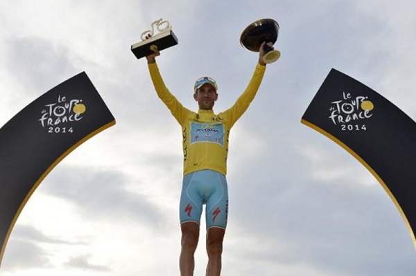 Vincenzo Nibali sfoggia la maglia gialla sul podio di Parigi (foto AFP)