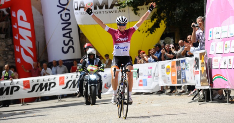 Annemiek Van Vleuten  tutta sola al traguardo di San Donato Val di Comino (foto Ianunale)