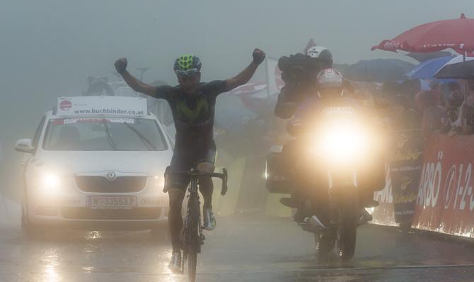 Sotto il diluvio Dayer Quintana taglia il durissimo traguardo del Kitzbüheler Horn (foto Mario Stiehl)