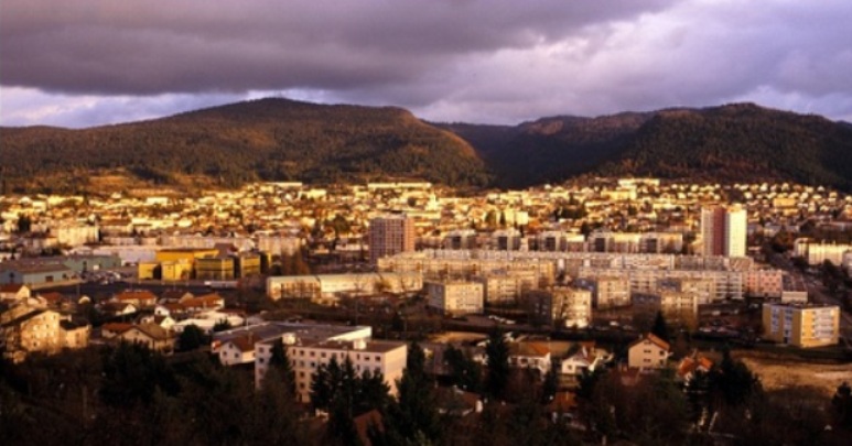 Panorama su Oyonnaz, con sullo sfondo le montagne che hanno ospitato le fasi finali della tappa (panoramio) 