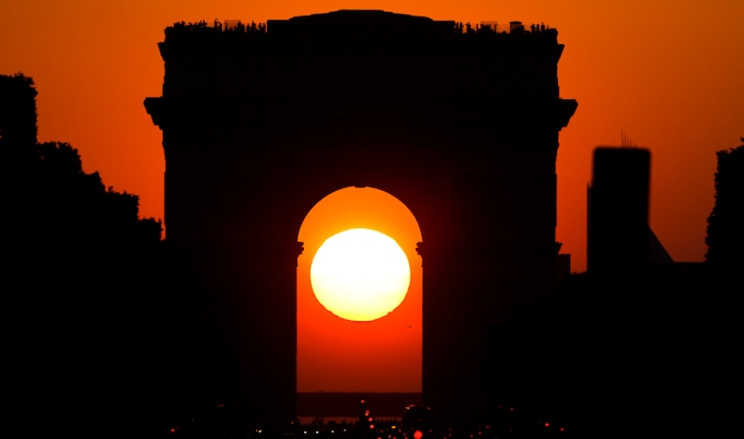 Il sole tramonte dietro lArco di Trionfo (www.capturetheworlds.com)