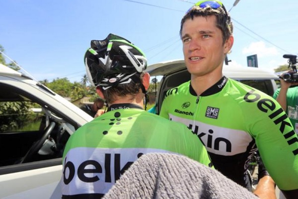 Theo Bos festeggiato da un compagno (foto Bettini)