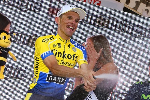 Rafal Majka festeggia sul podio il suo successo (foto Bettini)