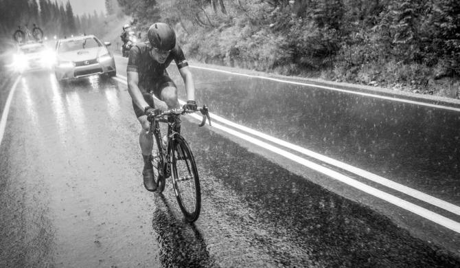 Carpenter allattacco sotto il diluvio nella tappa del Kebler Pass (foto Jonathan Devich)