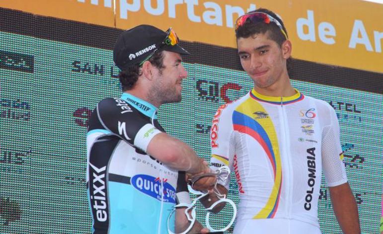 Cavendish si congratula con Gaviria per il successo nella tappa di Juana Koslay (foto Tim de Waele/TDWSport.com)