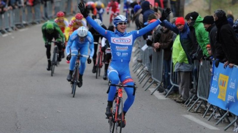 Ben imbacuccato, Roy Jans taglia il traguardo della seconda frazione dellÉtoile de Bessèges (foto AFP)