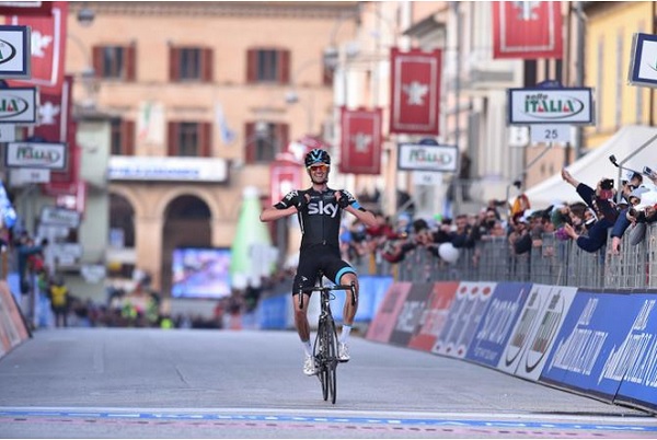 Wout Poels alza le braccia sul traguardo di Castelraimondo (foto Tim De Waele/TDWSport.com)