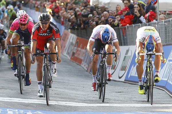 Van Avermaet brucia Sagan nella tiratissima volata di Arezzo (foto Roberto Bettini)