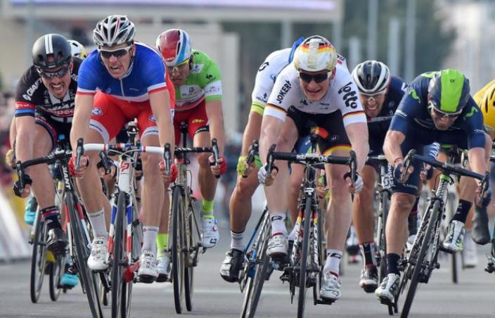 Il colpo di reni che ha permesso a Greipel di aggiudicarsi la seconda tappa della Parigi-Nizza (foto Bettini)