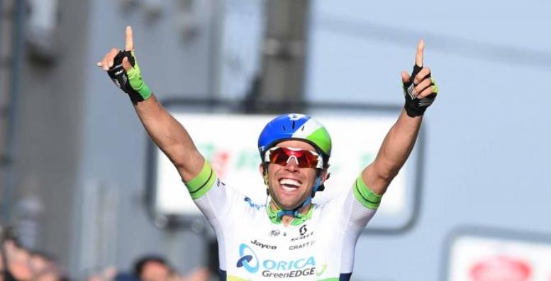 Sorriso a 32 denti per Michael Matthews sul traguardo di Saint-Pourçain-sur-Sioule: per laustraliano tappa e maglia (foto Tim de Waele/TDWSport.com) 