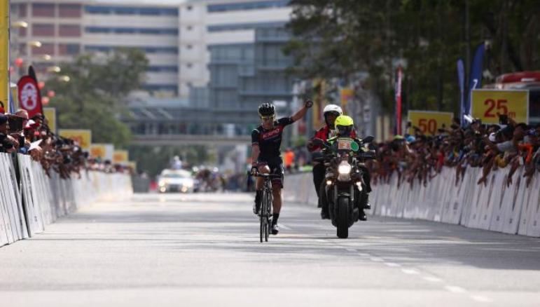 Il sudcoreano Seo taglia in beata solitudine il traguardo di Kuantan (foto Tim de Waele/TDWSport.com)