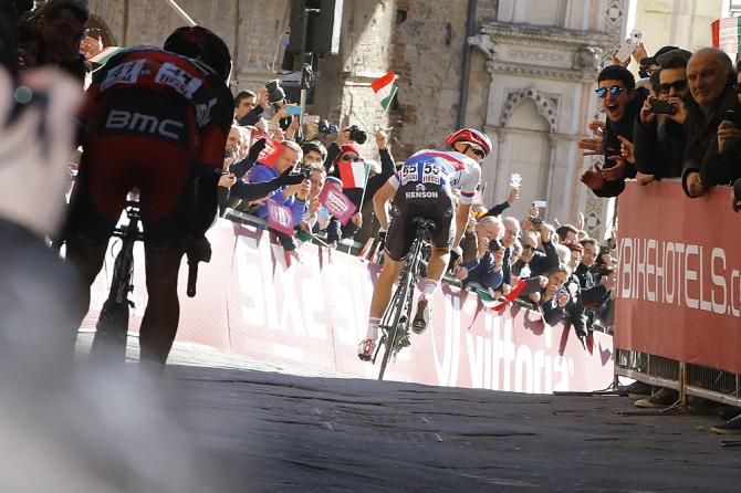 Van Avermaet assiste impotente allo scatto di Štybar allingresso in Piazza del Campo