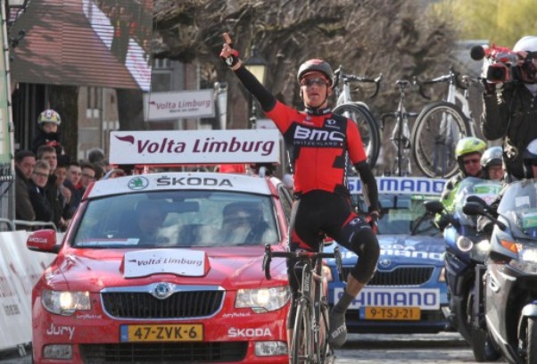 Il giovane Stefan Küng sbaraglia la concorrenza alla Volta Limburg Classic (foto Marcel Koch)