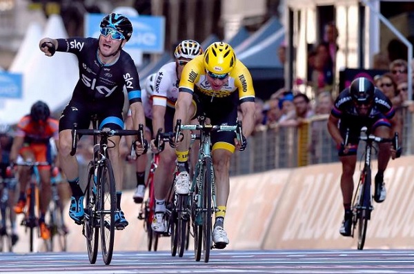 Elia Viviani festeggia la vittoria appena strappata a Hofland (foto Tim De Waele/TDWSport.com)