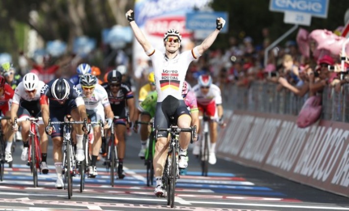 Greipel si impone alla sua maniera sul traguardo di Castiglione della Pescaia (Soudal Photo)