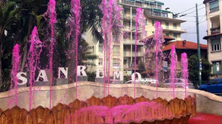 Per festeggiare larrivo del Giro a Milano si è messo labito rosa anche la celebre fontana che svetta in fondo al rettilineo di Via Roma della Milano-Sanremo (www.riviera24.it)