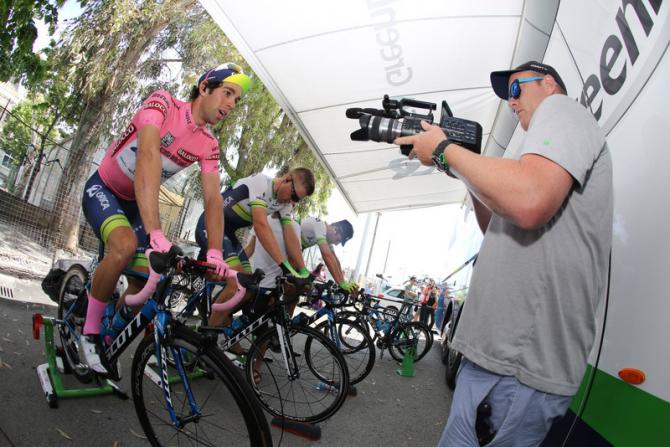 Unaltra istantanea dal raduno di partenza: lex maglia rosa Matthews sui rulli (foto Bettini)