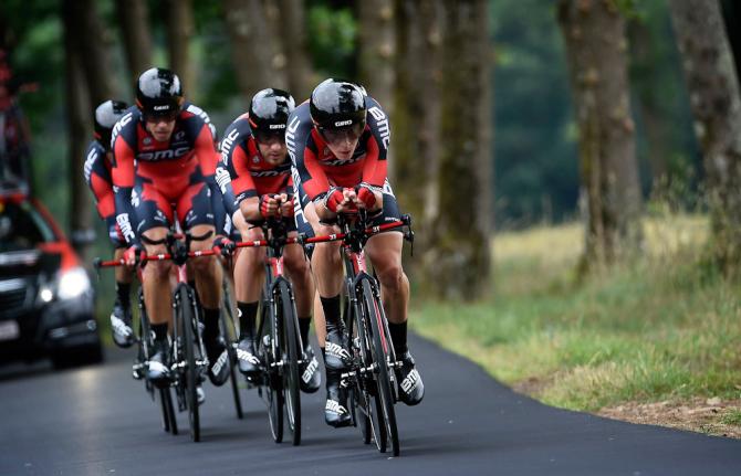 Rohan Dennis guida la BMC lungo le strade della cronosquadre di Montagny (foto Bettini)