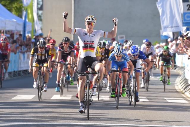 Greipel vince la prima frazione in linea del Giro del Lussemburgo e assume le insegne del comando (foto Serge Waldbillig)