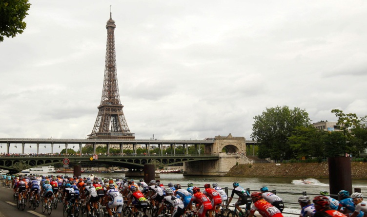 Mancano quasi 2 mesi ma il gruppo è già in rotta verso Parigi (foto Reuters, Tour 2010)