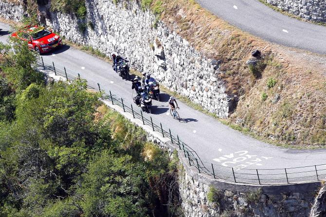 Bardet affronta in testa uno dei tornanti di Montvernier (foto Bettini)