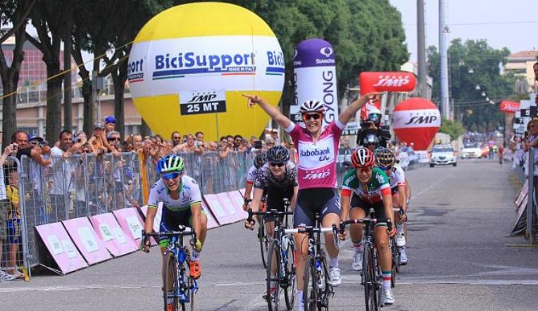 Lucinda Brand batte le compagne davventura sul traguardo di Mantova (www.girorosa.it)