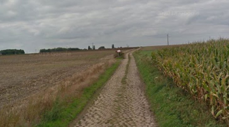 Il secondo dei sette tratti di pavè affrontati nel corso della tappa di Cambrai (Google Street View)