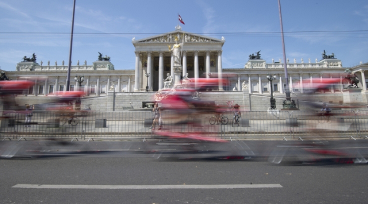 La Katusha sfreccia velocissima, quasi impalpabile, di fronte alla sede del Parlamento a Vienna (foto GEPA)