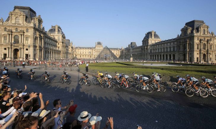 Tour 2013, il passaggio nel gruppo nel cortile centrale del Louvre (foto AP)