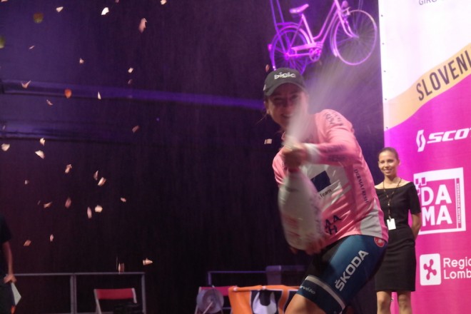 Annemiek Van Vleuten festeggia il successo nel cronoprologo del Giro Rosa 2015 (foto  Bigla Pro Cycling Team)