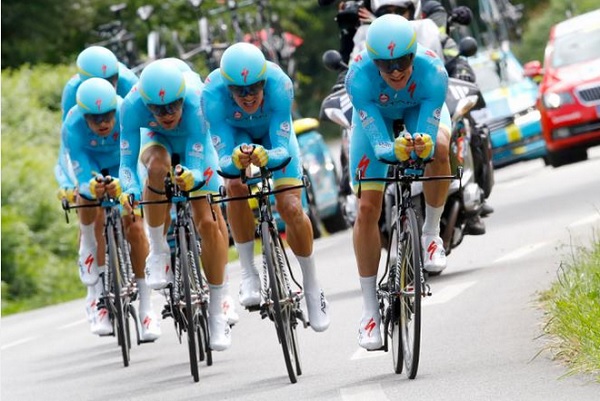 Gli uomini della Astana impegnati nella loro vittoriosa prova (foto Bettini)